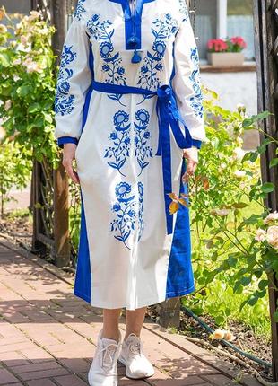 Довге лляне плаття вишиванка, плаття біле із синім орнаментом