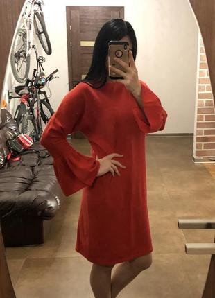 Теплое красное платье с интересными рукавами