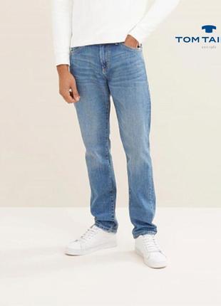 Классические голубые джинсы прямого кроя
