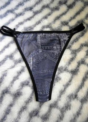 Симпатичні жіночі стрінги під джинс