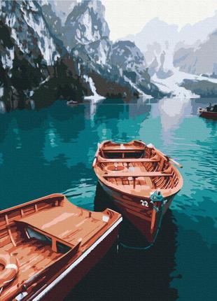 Лодки на высокогорном озере