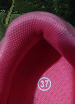 Новыe Reebok кроссовки 37 размер
Розовый цвет 

Новыe высылаю