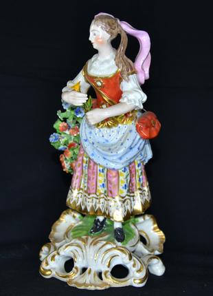 Фарфоровая статуэтка "Дама с цветком" Англия.