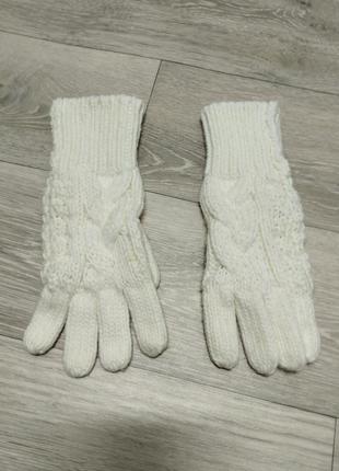 Белые вязаные перчатки акрил