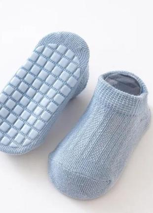 Носки - пинетки с силиконовыми вставками на подошве.