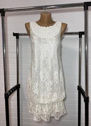 Нежное белое платье с кружевом и розочками