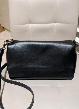 Лаконичная черная сумочка из экокожи