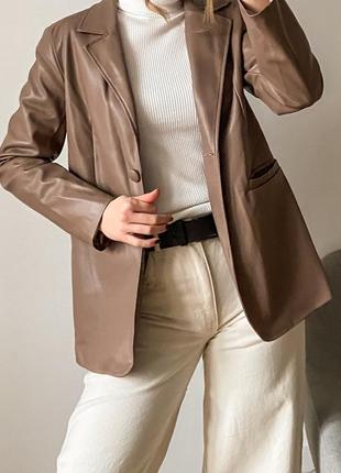 Светло - коричневый пиджак из экокожи