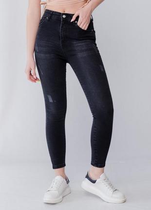 Черные джинсы скинни из плотного джинса с легкими потертостями...