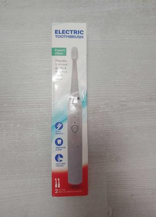 Электрическая зубная щетка на батарейках с насадками в комплекте
