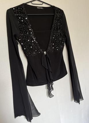 Черная блуза с пайетками и рукавом клеш