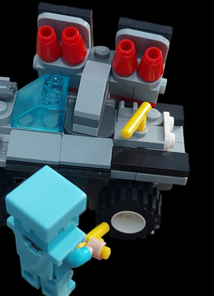 Лего машина + людуна лего в броні з пістолетом