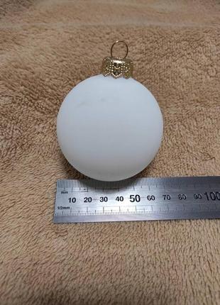 Игрушка новогодняя шар - белый, 6,5см - материал стекло