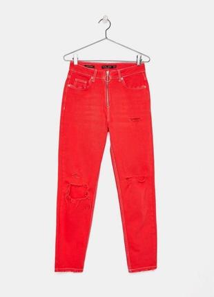 Красные плотные прямые джинсы кроп с дырками на коленях скинни...