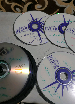 Диски с фильмами формат DVD.