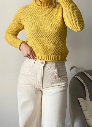 Укороченный плюшевый свитер желтого цвета