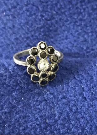 Кольцо серебряное с камнями, перстень