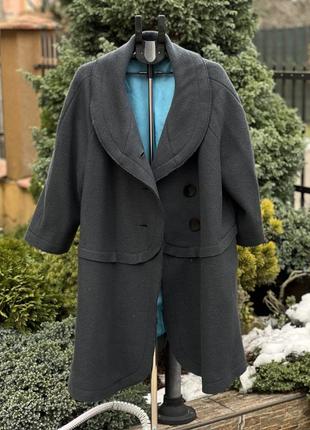 Стильное женское пальто оверсайз свободного кроя