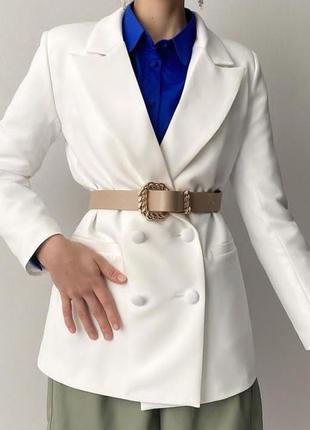 Белый двубортный пиджак