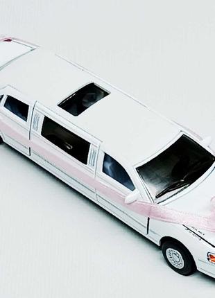 Машинка Kinsmart "Lincoln Town Car Stretch Limousine 1999" сва...