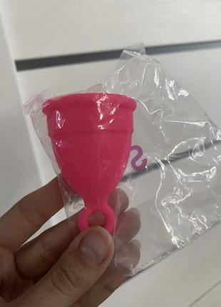 Гигиеническая силиконовая менструальная чаша розовая s с кольц...