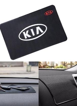 Антискользящий коврик на торпеду с логотипом KIA