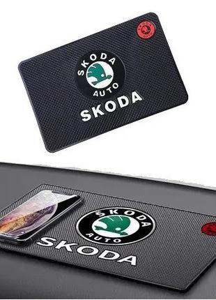 Антискользящий коврик на торпеду с логотипом Skoda