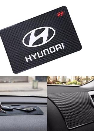 Антискользящий коврик на торпеду с логотипом Hyundai