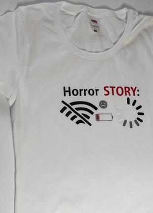 Белая футболка с принтом: horror story. размером xs, в наличии...