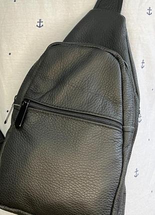 Мужской кожаный повседневный рюкзак-слинг черного цвета