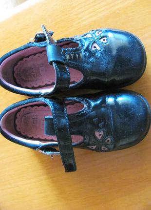 Детские лаковые туфли для девочки черные clarks
