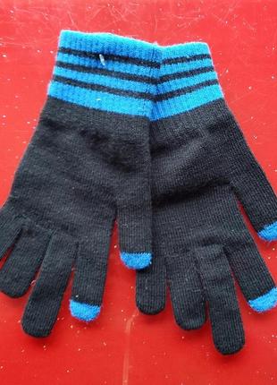 Перчатки c&a чёрные с синим мальчику подростку 158-164-170-176...