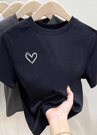 Стильная футболка с принтом сердце черный