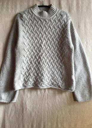 Теплый вязаный свитер с широкими рукавами