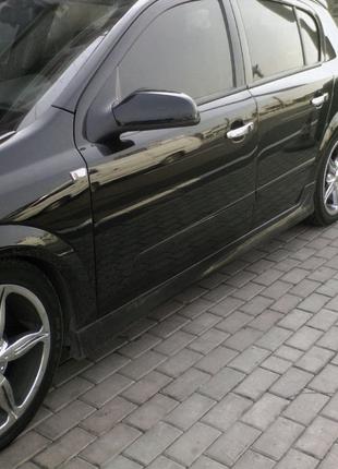 Боковые юбки HB (под покраску) для Opel Astra H 2004-2013 гг