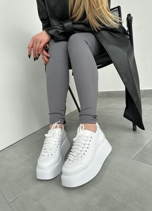 Белые кожаные кроссовки на платформе