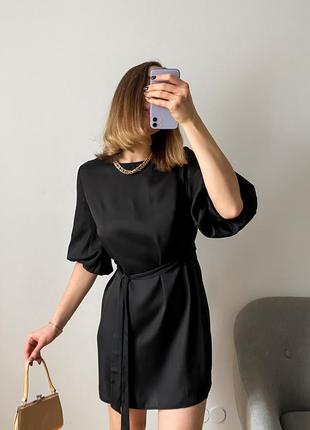 Лаконічна чорна шовкова сукня із поясом