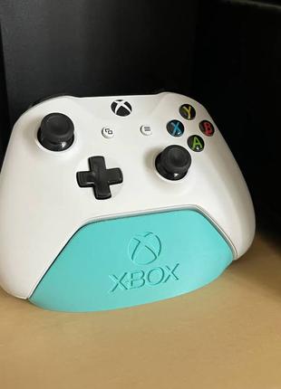 Минималистичная подставка для контроллера Xbox с логотипом