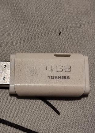 Глючная флешка 4 гб Toshiba белая sss6698-ba