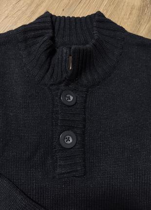 Темно-синій светр на ґудзиках