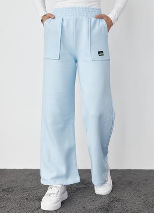 Трикотажные штаны на флисе с накладными карманами - голубой цв...