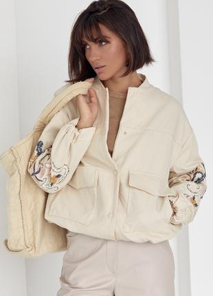 Женская куртка-бомбер с вышивкой на рукавах - бежевый цвет, L
