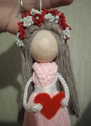 Лялька з серцем у віночку подарунок оберег ручна робота макраме