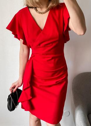 Вечернее красное платье с рюшами