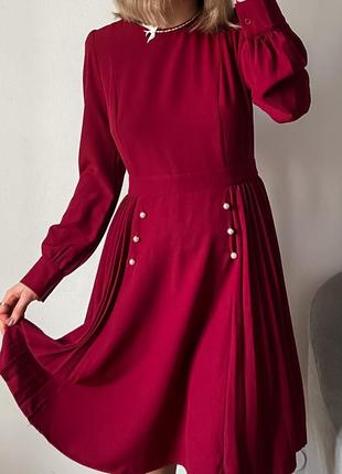 Бордовое платье миди с элементами плиссе