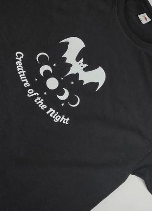 Чорна футболка оверсайз з принтом: creature of the night (істо...
