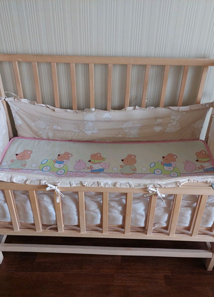 Детская кроватка маятник с защитой, матрасом и 2-мя постелями