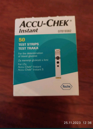 Тест-смужки на глюкометрі Аccu-Chek Instant.