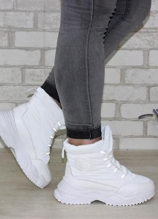 Жіночі білі високі зимові черевики на шнурівці. білий