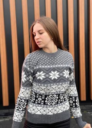 Жіночий новорічний светр